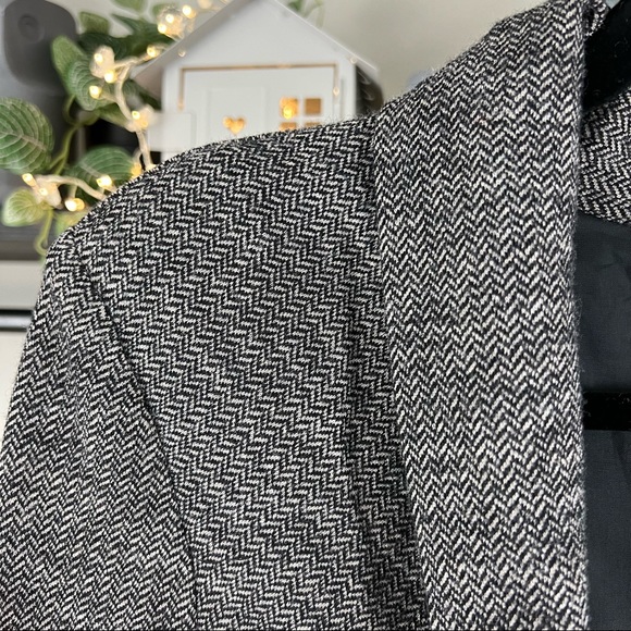 Banana Republic casual black/grey and white herringbone wool blend blazer - Picture 3 of 7